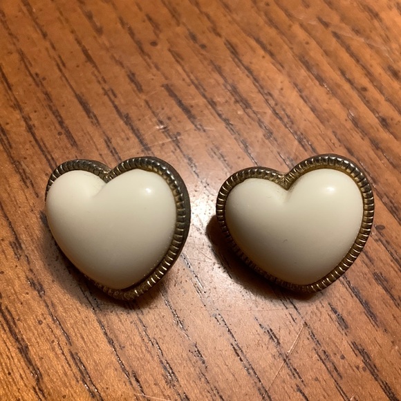 💚 2/$12 or 3/$15💚 Oversized heart earrings - Picture 1 of 3